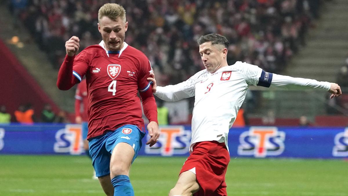 Francia - Polonia | El gol de Lewandowski de penalti