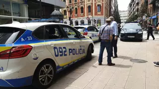 Gran despliegue policial por una pelea en la Ruta de los Vinos de Oviedo: un hombre le tira una silla a otro y acaban a guantazos