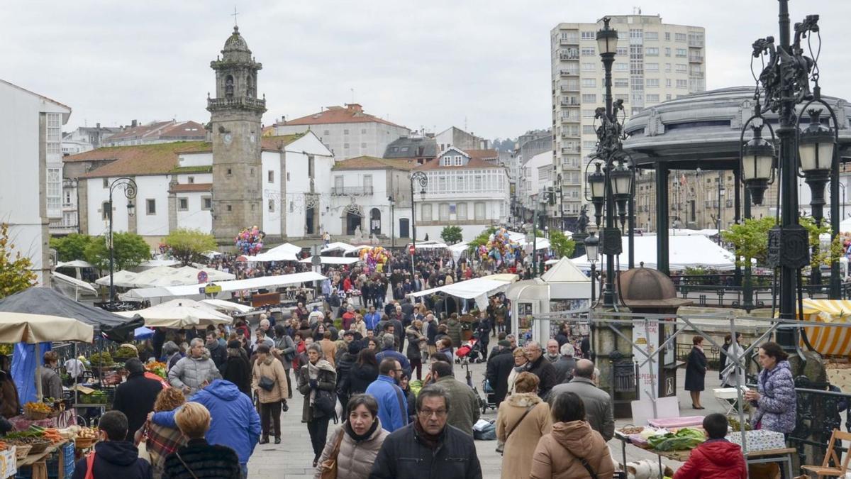 La plaza Irmáns García Naveira de Betanzos durante una feria.