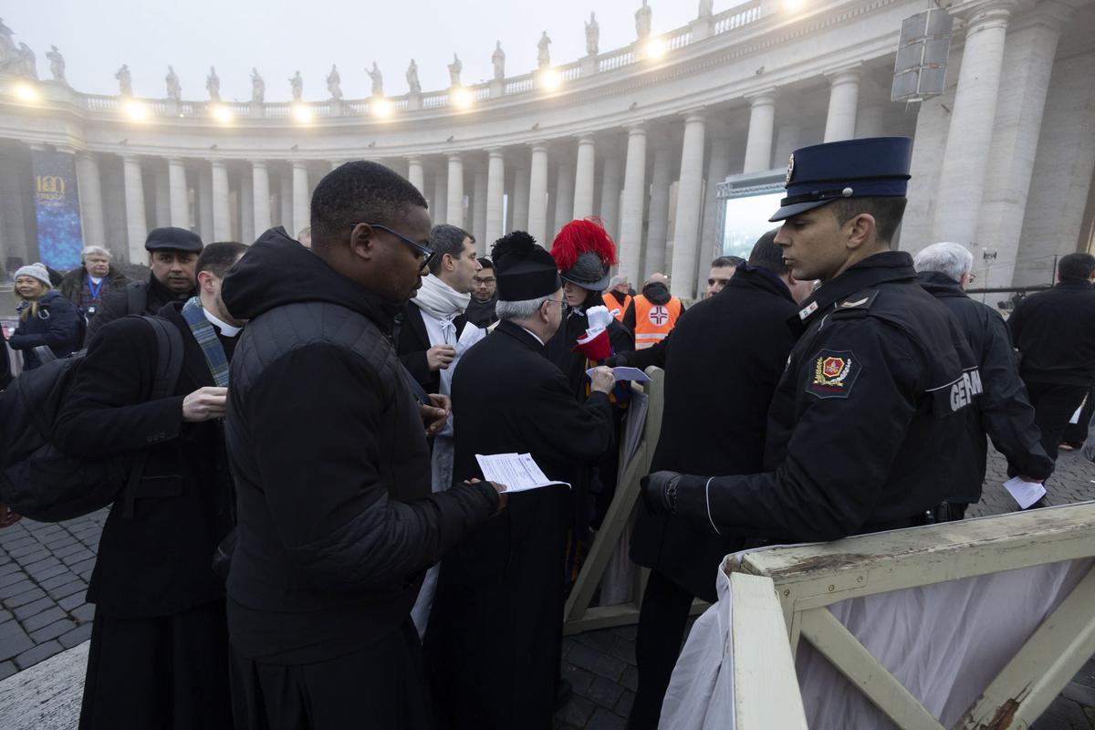 Fieles de todo el mundo llegan a la Plaza de San Pedro para asistir al funeral del Papa Emérito Benedicto XVI.