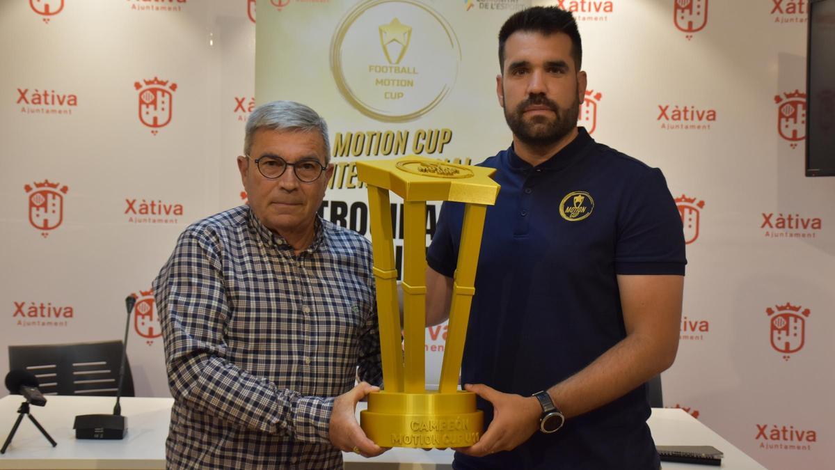 El concejal de Deportes y el organizador del evento posan con la copa.