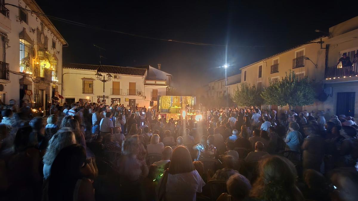Cientas de personas se reúnen en la localidad para la Noche Encandilada.