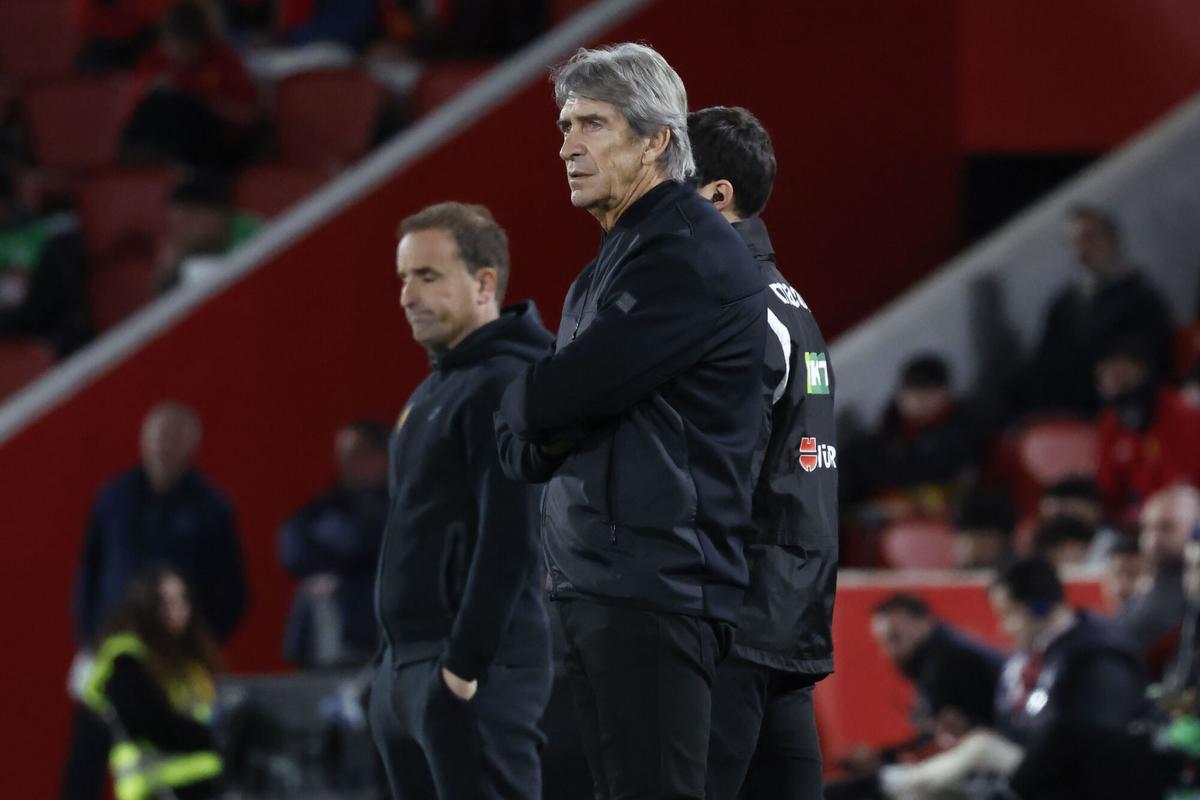 Manuel Pellegrini, durante el partido de la jornada 24 de LaLiga que RCD Mallorca y Real Betis disputan en el estadio de Son Moix
