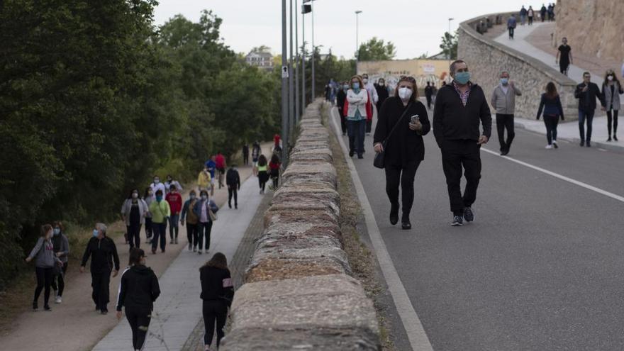 Vecinos de Zamora durante la hora del paseo junto al río Duero.