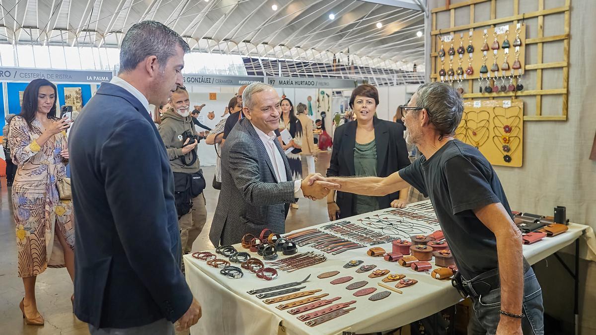 Efraín Medina saluda a un artesano junto a Manuel Domínguez, vicepresidente de Canarias