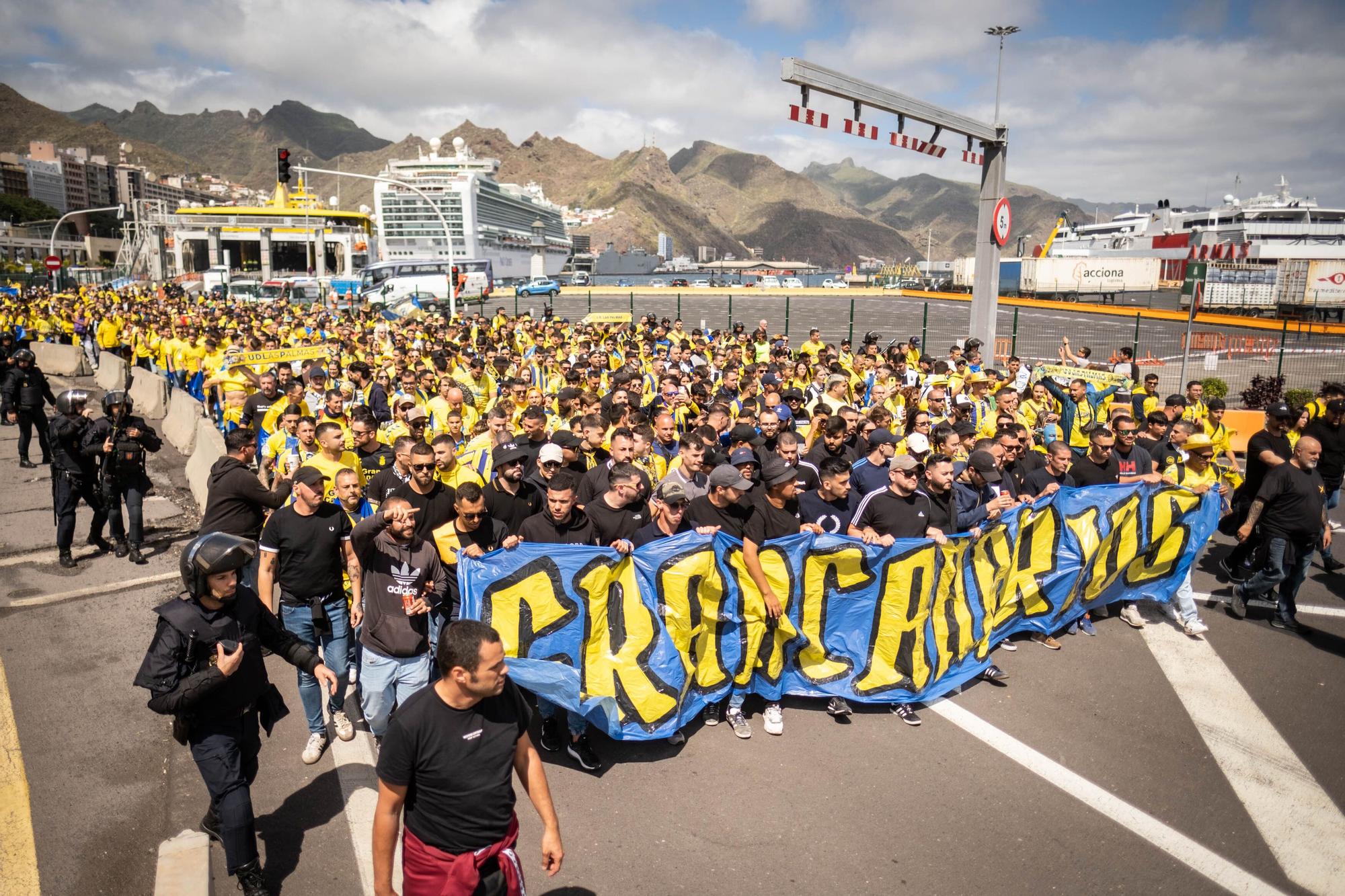 Los aficionados de la UD Las Palmas se dirigen al Heliodoro