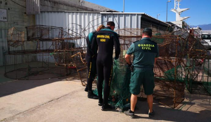 La Guardia Civil retira 20 nasas ilegales