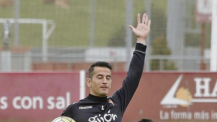 Luis Hernández, en un entrenamiento del Sporting, al lado de Ndi.