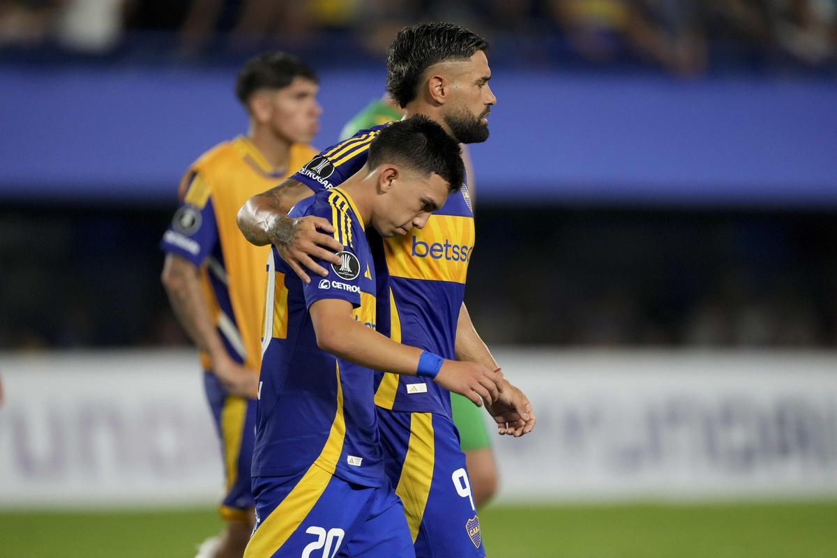 Velasco consolado por Jiménez tras fallar el penalti decisivo en la tanda