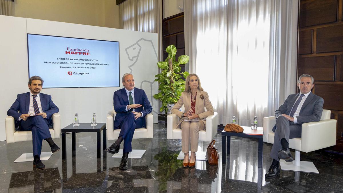 La infanta Elena, junto a Jorge Azcón; el director territorial de Mapfre Aragón, Francisco Ortiz; y el director del área de Acción Social de Fundación Mapfre, Daniel Restrepo, este miércoles