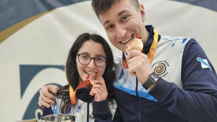 María Otero, con su medalla y trofeo, junto a Dani Castro.