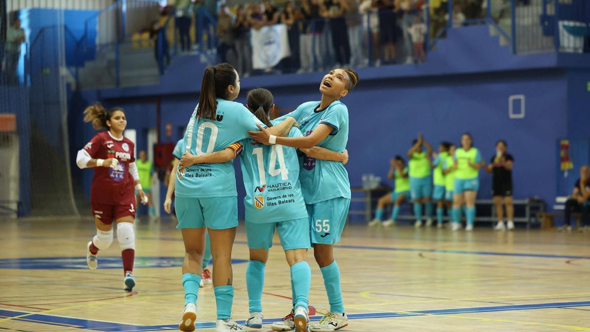 Larissa, Fati Villar y Haruna celebran uno de los goles del San Pablo-Eivissa