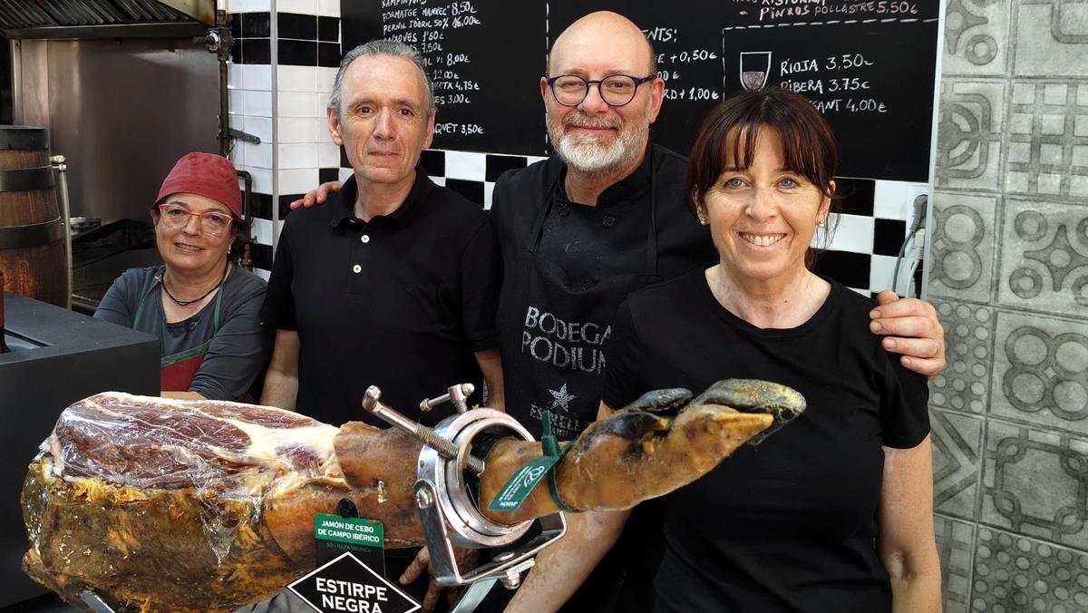 Teresa Fabón, Carlos Illán, Jordi Vegué y Sílvia Iluminada, en Bodega Podium.