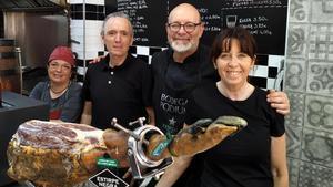 Teresa Fabón, Carlos Illán, Jordi Vegué y Sílvia Iluminada, en Bodega Podium.