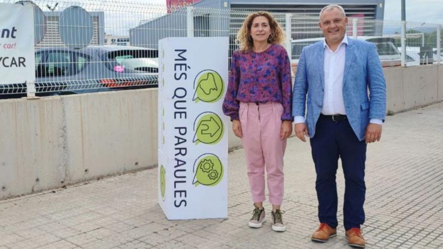 Perelló y Alzamora, ayer frente a una empresa de ‘rent a car’.