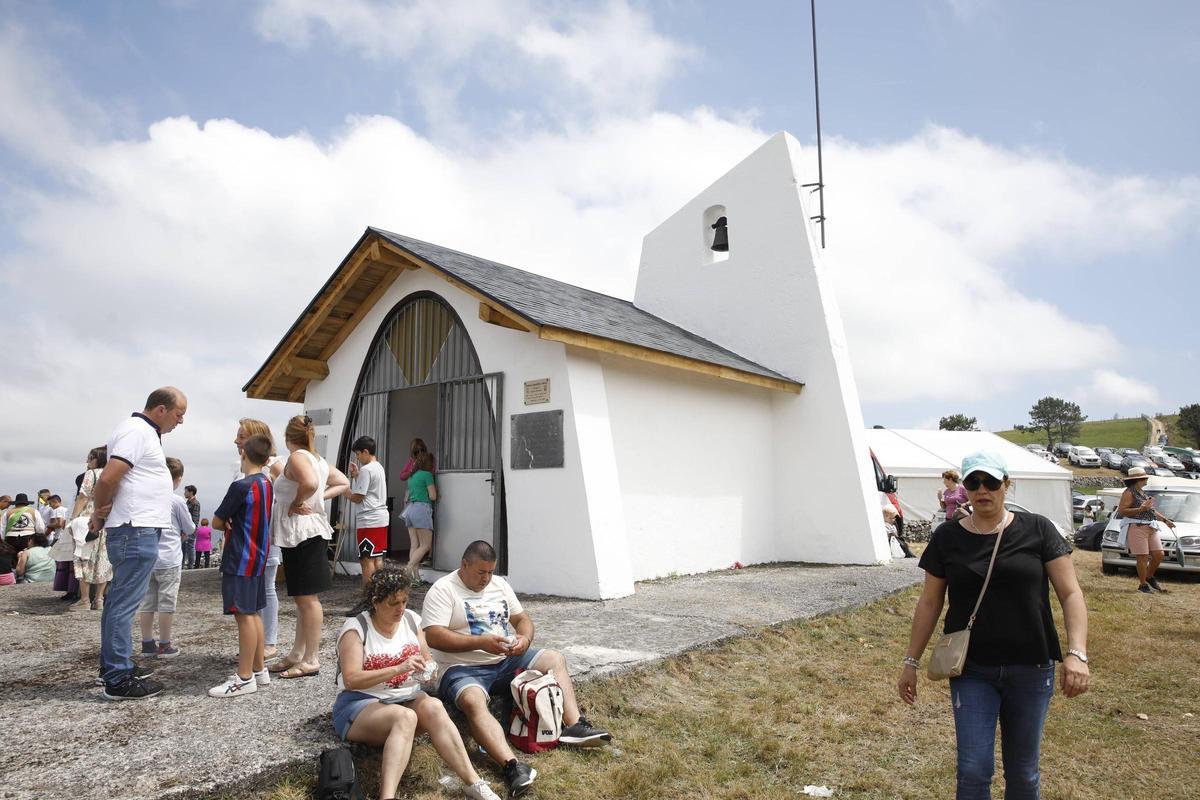 En imágenes: Así es la boda vaqueira que cada último domingo de julio llena la braña de Aristébano