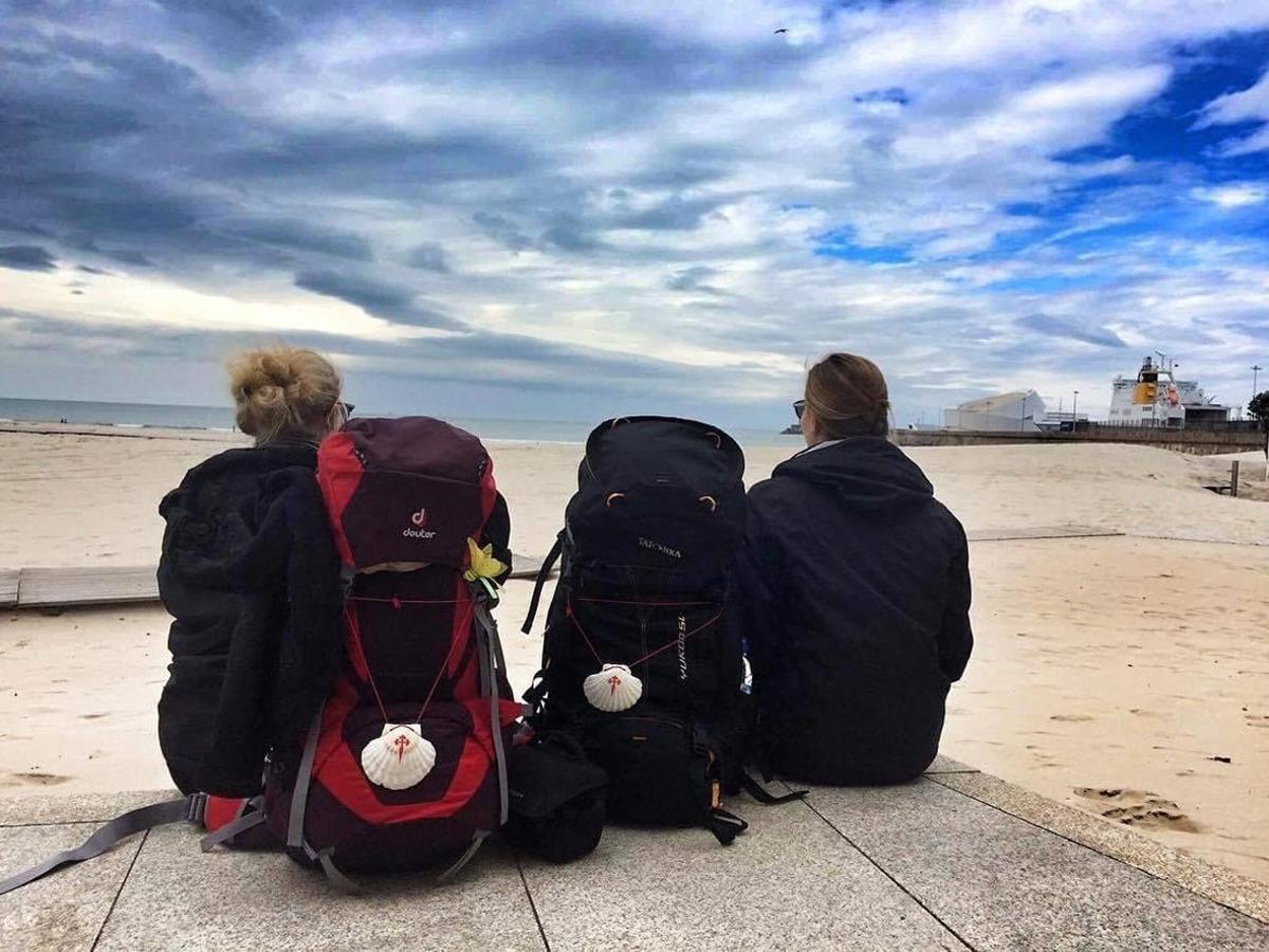 Peregrinas descansan frente a una playa en Matosinhos