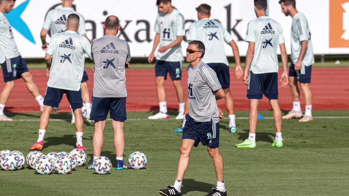 Luis Enrique pasa por delante de un rondo en un entrenamiento.