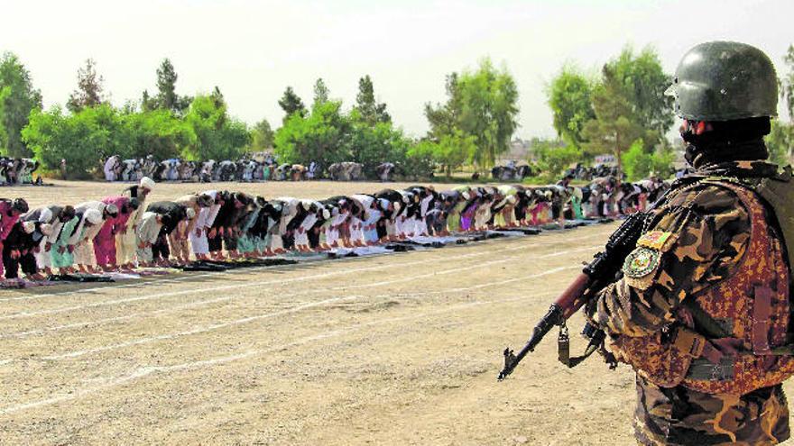 Un soldado afgano monta guardia durante unos rezos por la festividad del Eid al Adha, la pasada semana en Kandahar.
