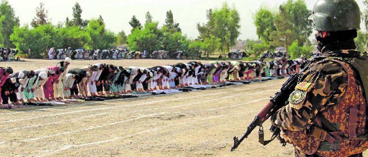 Un soldado afgano monta guardia durante unos rezos por la festividad del Eid al Adha, la pasada semana en Kandahar.