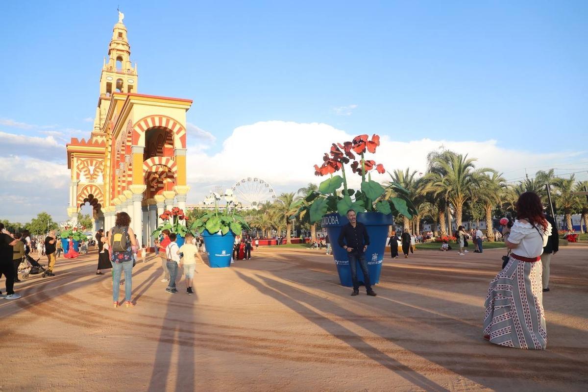 Hay un total de diez macetas gigantes repartidas en el entorno de la portada de la Feria.