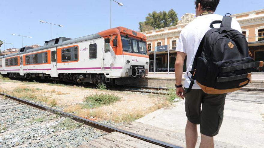 Un tren llega a la estación del Carmen de Murcia.