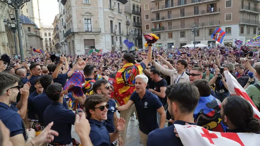 El Levante UD celebra su ascenso en la plaza de la Virgen