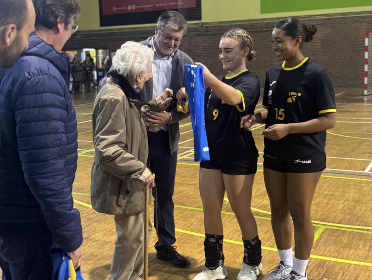 1.-Adela Álvarez, en su casa, con recortes de su época como jugadora del primer equipo de balonmano de Asturias. 2.-El equipo asturiano de balonmano de 1944. 3.-Adela, junto  a jugadoras de la  selección asturiana de balonmano en su  homenaje, ayer, en el polideportivo de Pola de Laviana.