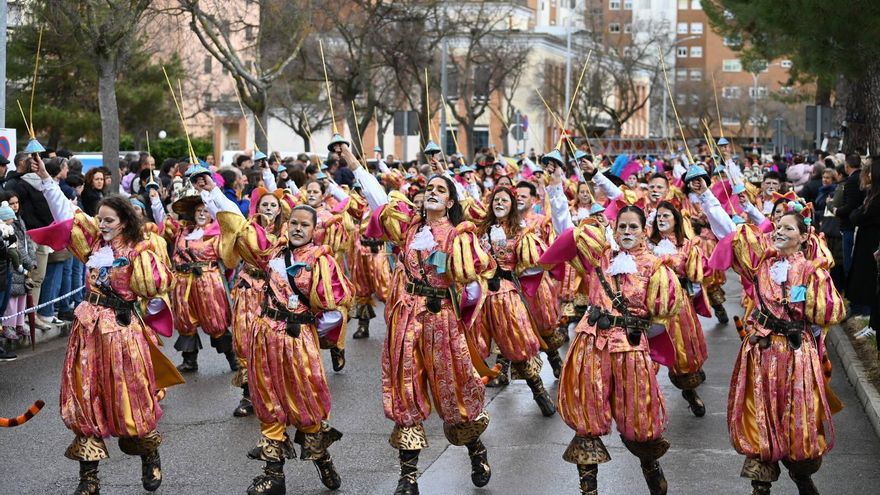 Valdepasillas despide el Carnaval de Badajoz 2025 con un desfile bajo la lluvia