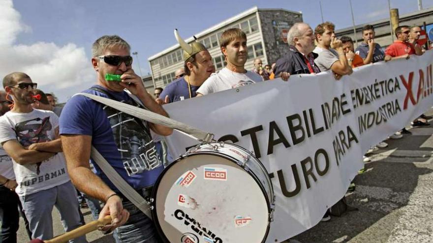 Más de 200 personas se concentran ante la planta coruñesa