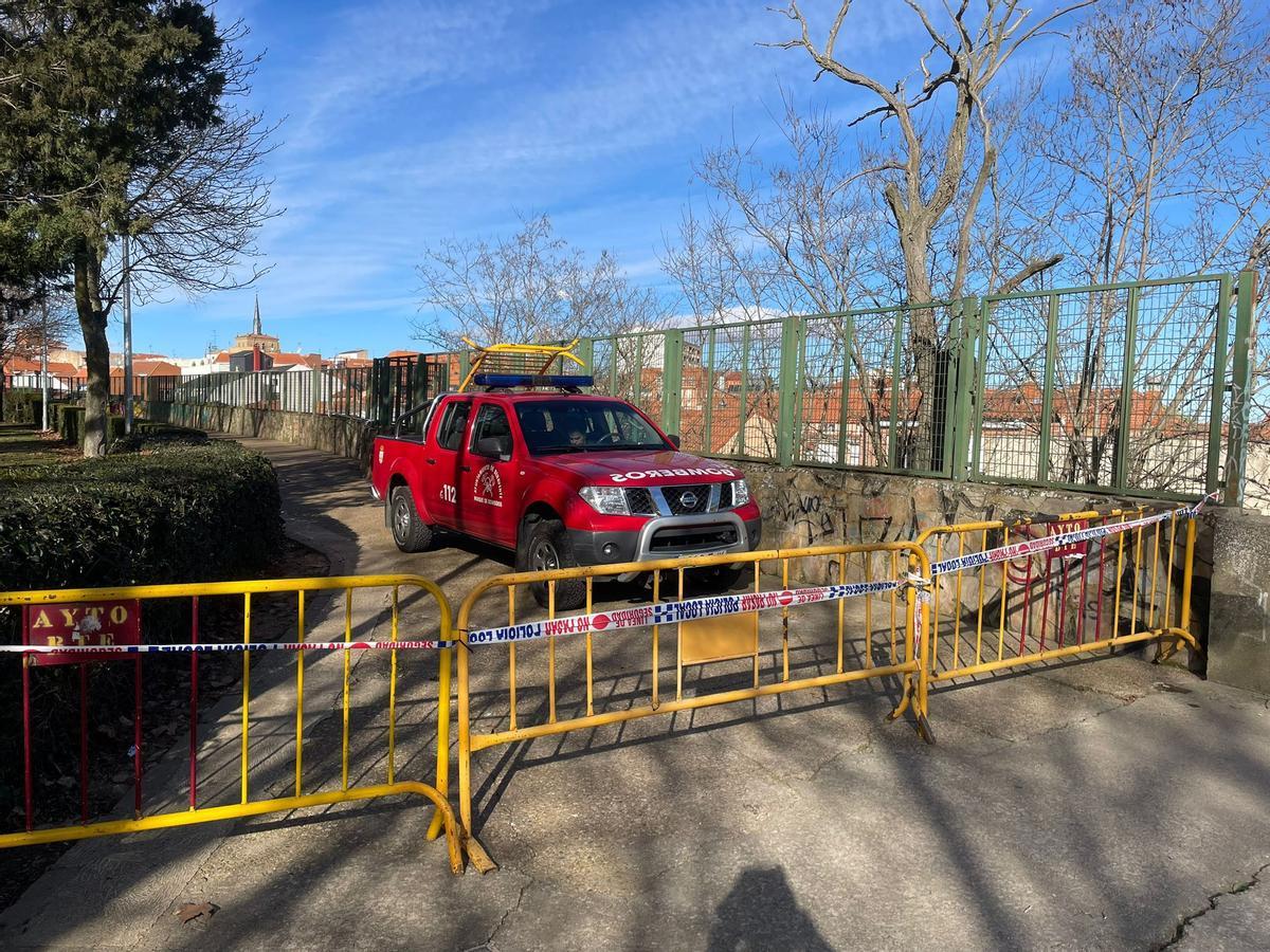 Labores llevadas a cabo por los bomberos para impedir el acceso a ese paseo.