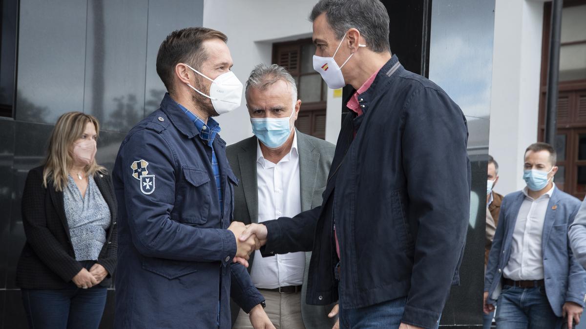 Pedro Sánchez, Ángel Víctor Torres y Mariano Hernández Zapata asisten a la reunión de seguimiento de la erupción del volcán de La Palma.