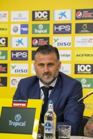 08.06.18. Las Palmas de Gran Canaria. Fútbol segunda división temporada 2018-19. Toni Otero, secretario técmico, presenta a Nauzet Pérez, como primer fichaje de la temporada de la UD Las Palmas. Estadio de Gran Canaria . Foto Quique Curberlo.  | 08/06/2018 | Fotógrafo: Quique Curbelo