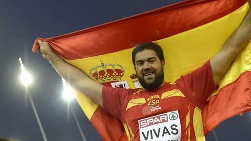 Borja Vivas, con la bandera de España al término de la prueba.
