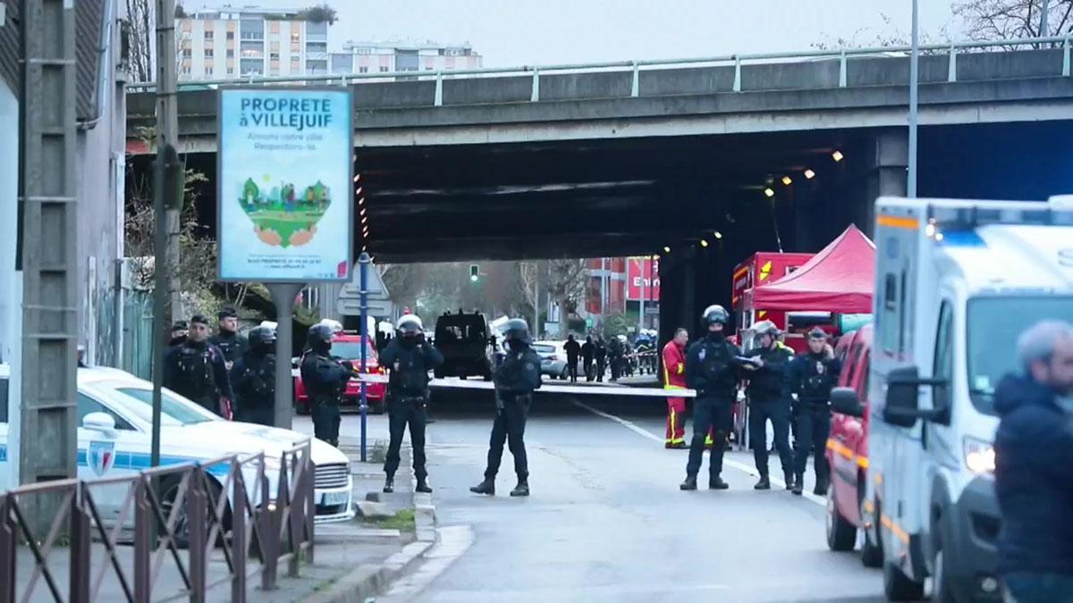 Un hombre acuchilla y mata al menos a una persona en París