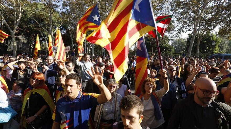 Los manifestantes forman una cadena alrededor del Parlament