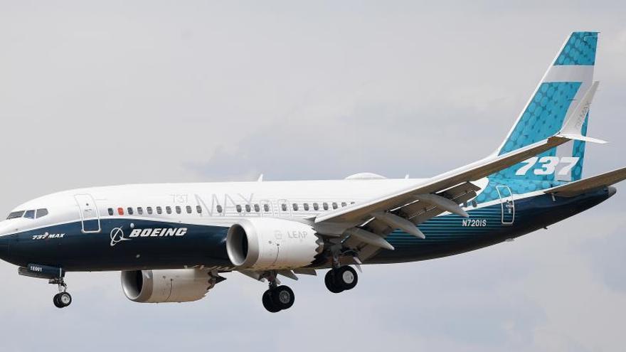 Un Boeing 737 Max hace un vuelo de exhibición.