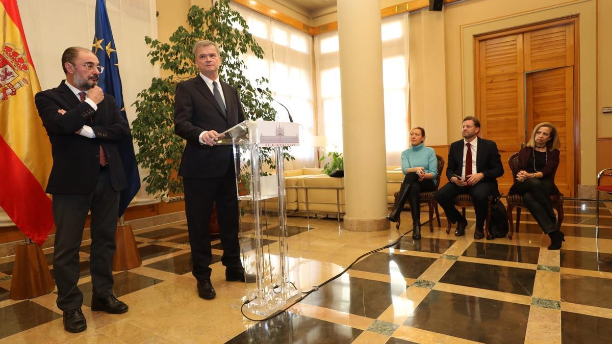 El director de Amazon Customer Fulfillment en Francia, Italia y España, Fred Pattje, junto al presidente del Gobierno de Aragón, Javier Lambán.