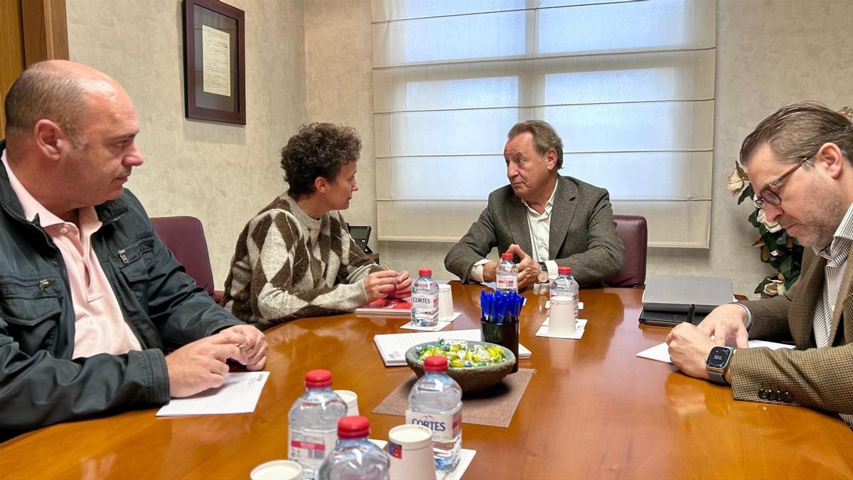 Carmina Ballester, con los representantes de Ascer.