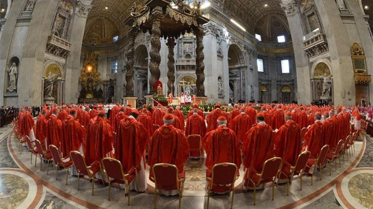 Los cardenales asisten a la misa previa al inicio del cónclave.