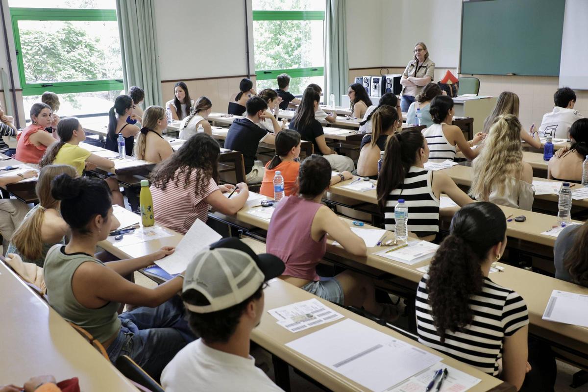 Estudiantes en el campus del Milán durante una prueba de la EBAU.