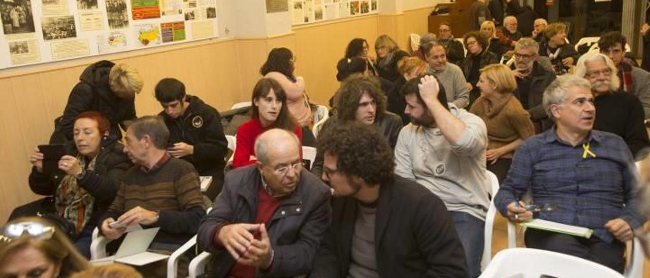 Un instante previo al inicio de la asamblea de Guanyar ayer. En la imagen, entre otras personas, los concejales Daniel Simón, Víctor Domínguez y Marisol Moreno.