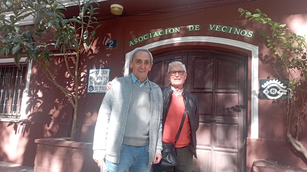 Paco Leal (izquierda) y Falele Rodríguez, esta semana delante de la Asociación de Vecinos del Palo.