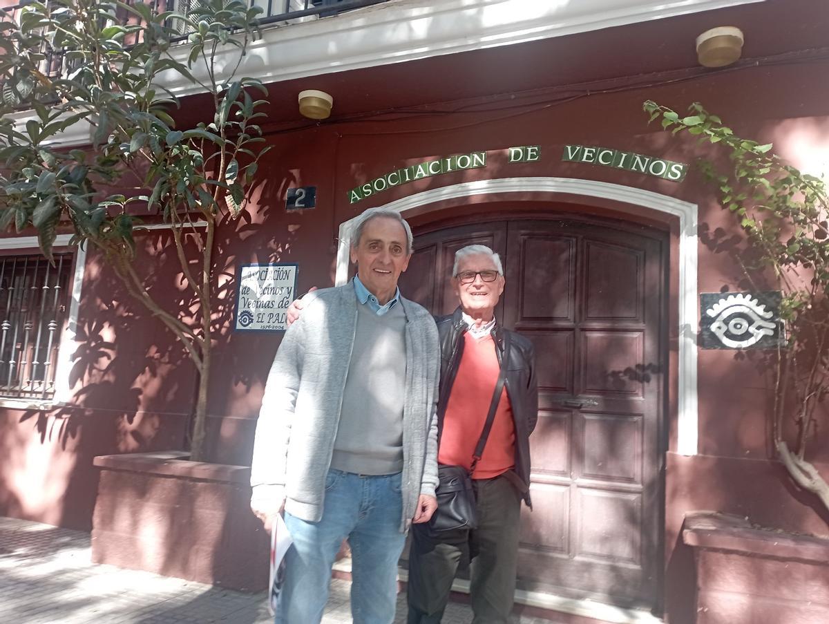 Paco Leal (izquierda) y Falele Rodríguez, esta semana delante de la Asociación de Vecinos del Palo.