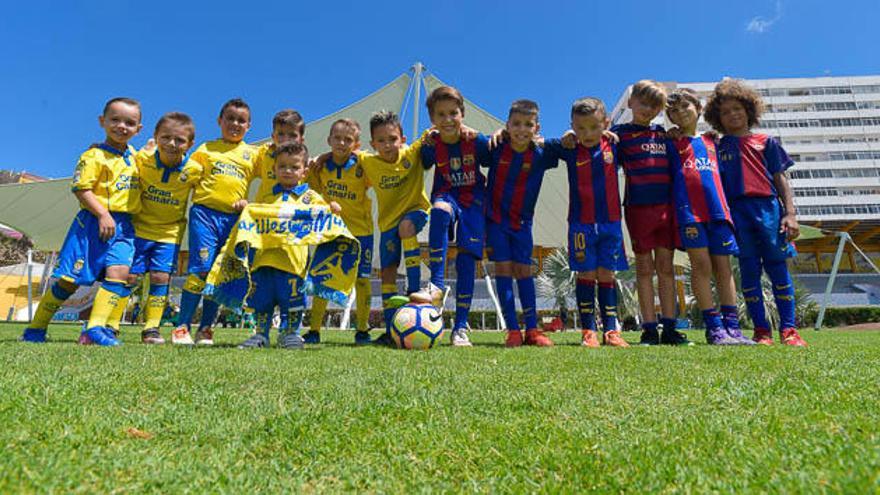 Niños aficionados del FC Barcelona y de la UD Las Palmas