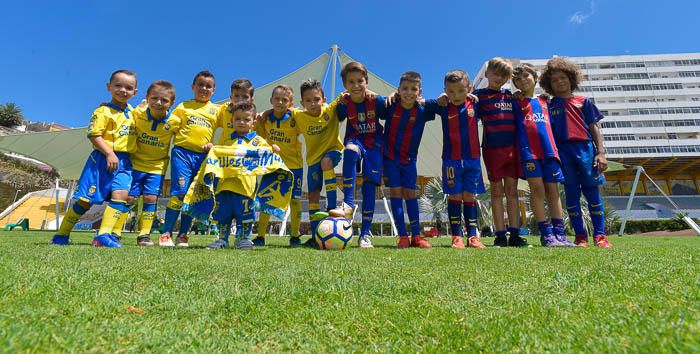 Niños aficionados del FC Barcelona y de la UD ...