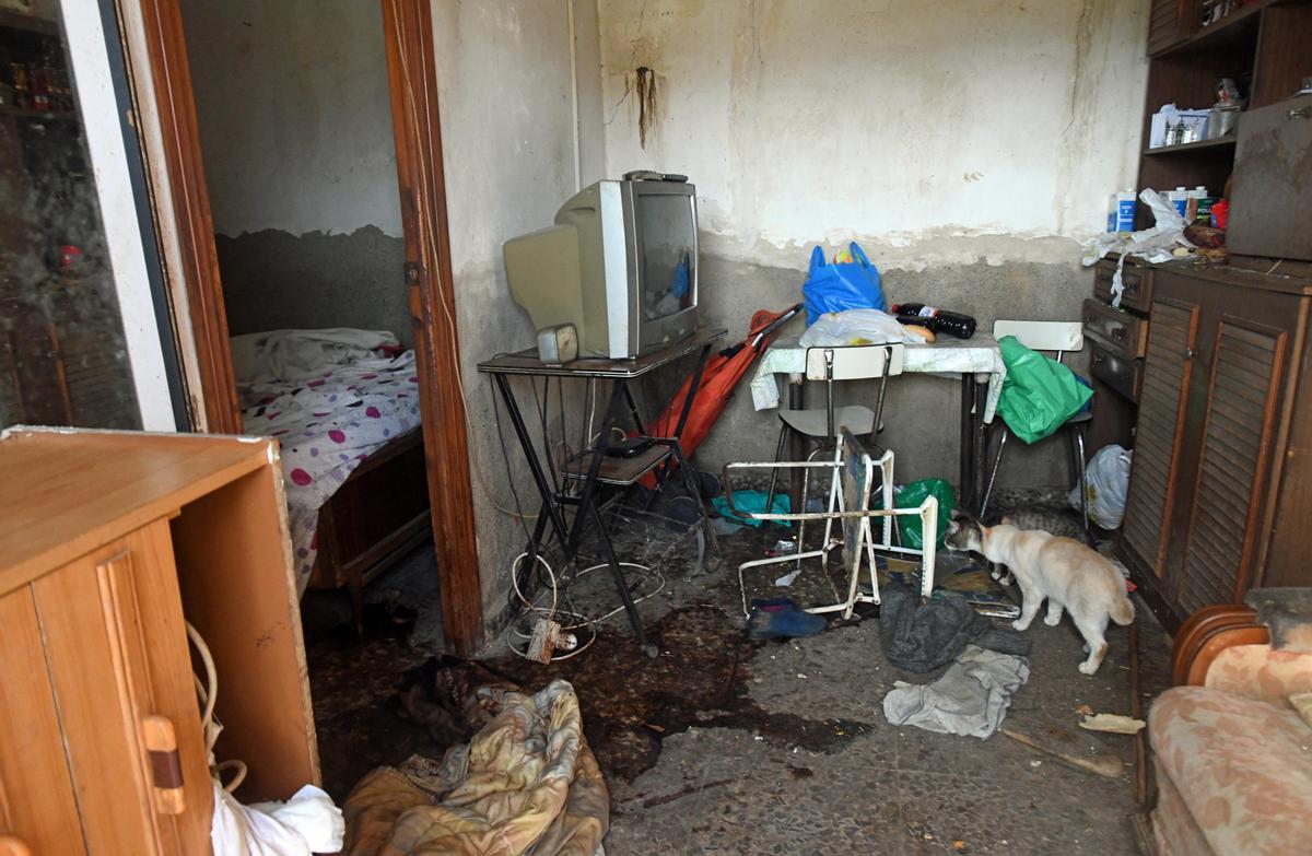 Interior de la vivienda de Murcia donde fueron hallados los cuerpos.