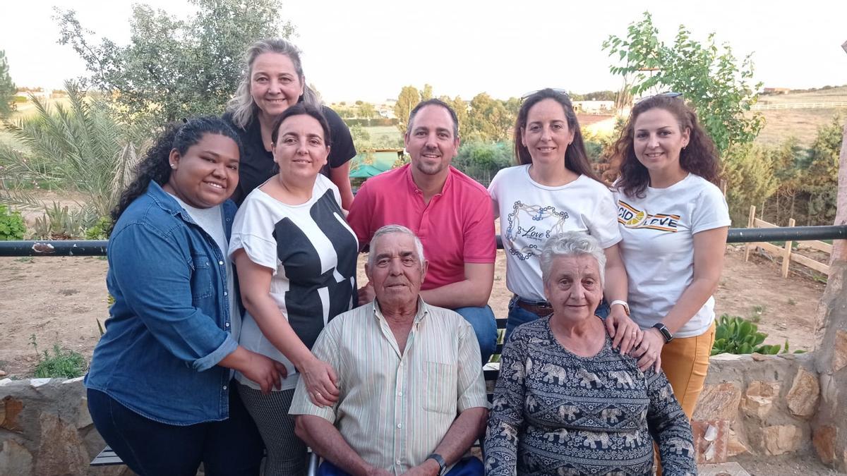 Kathy Sánchez, con su familia extremeña de Talavera la Real.