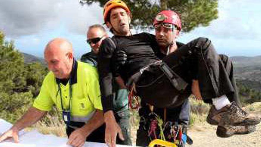 Imagen del escalador accidentado y del helicóptero Jaime I que acudió desde Manises.