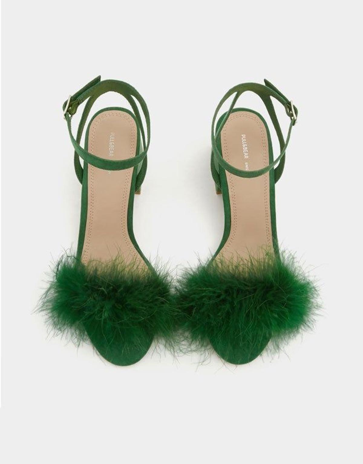 Sandalias verdes de Pull&amp;Bear. (Precio: 35, 99 euros)